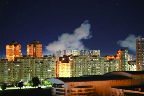 9月17日凌晨,乌克兰首都基辅市第聂伯区遭多枚导弹袭击并升起浓烟。乌空军当天称,俄罗斯军队向基辅发射多枚导弹。新华社发